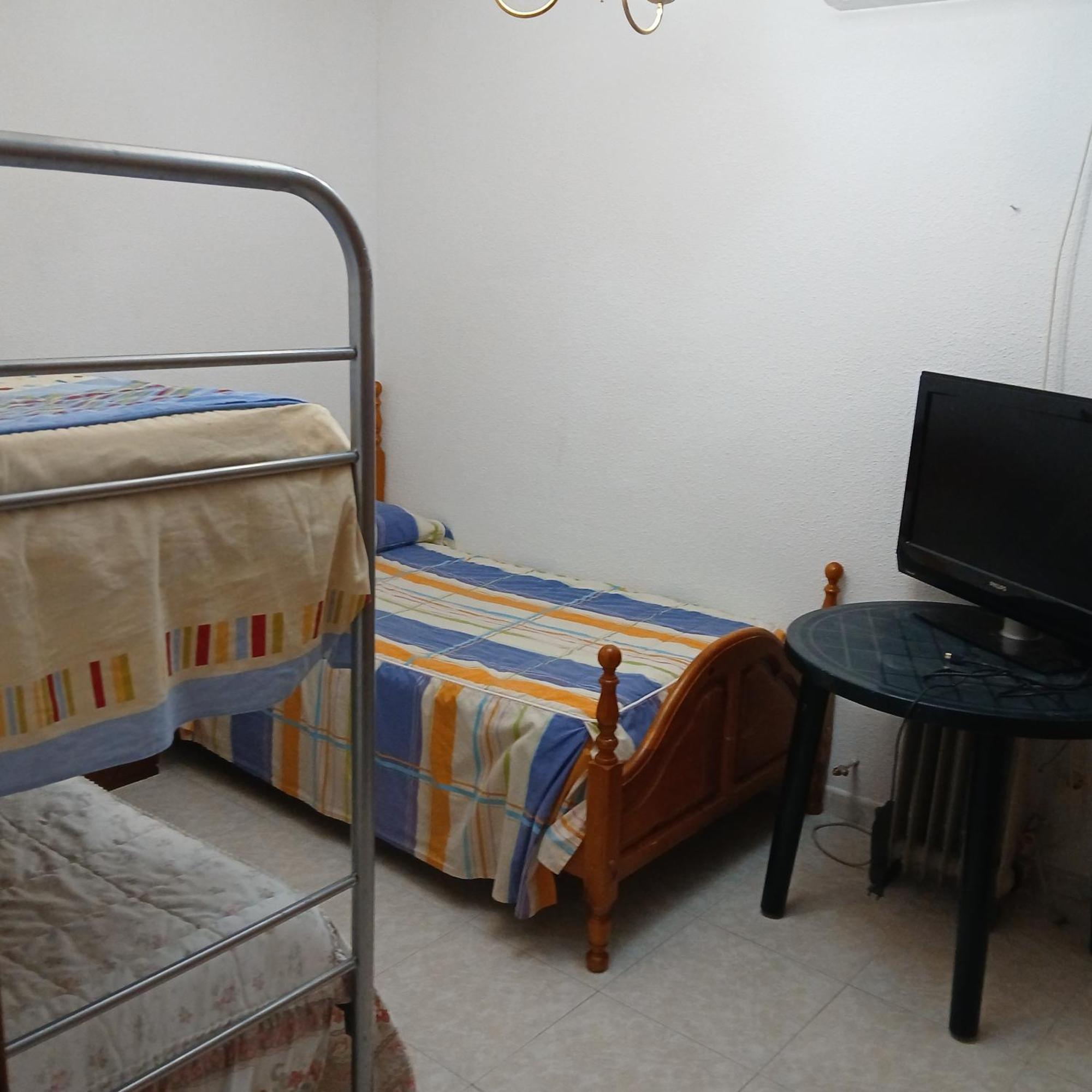Habitacion Privada Triple Toledo Exterior photo